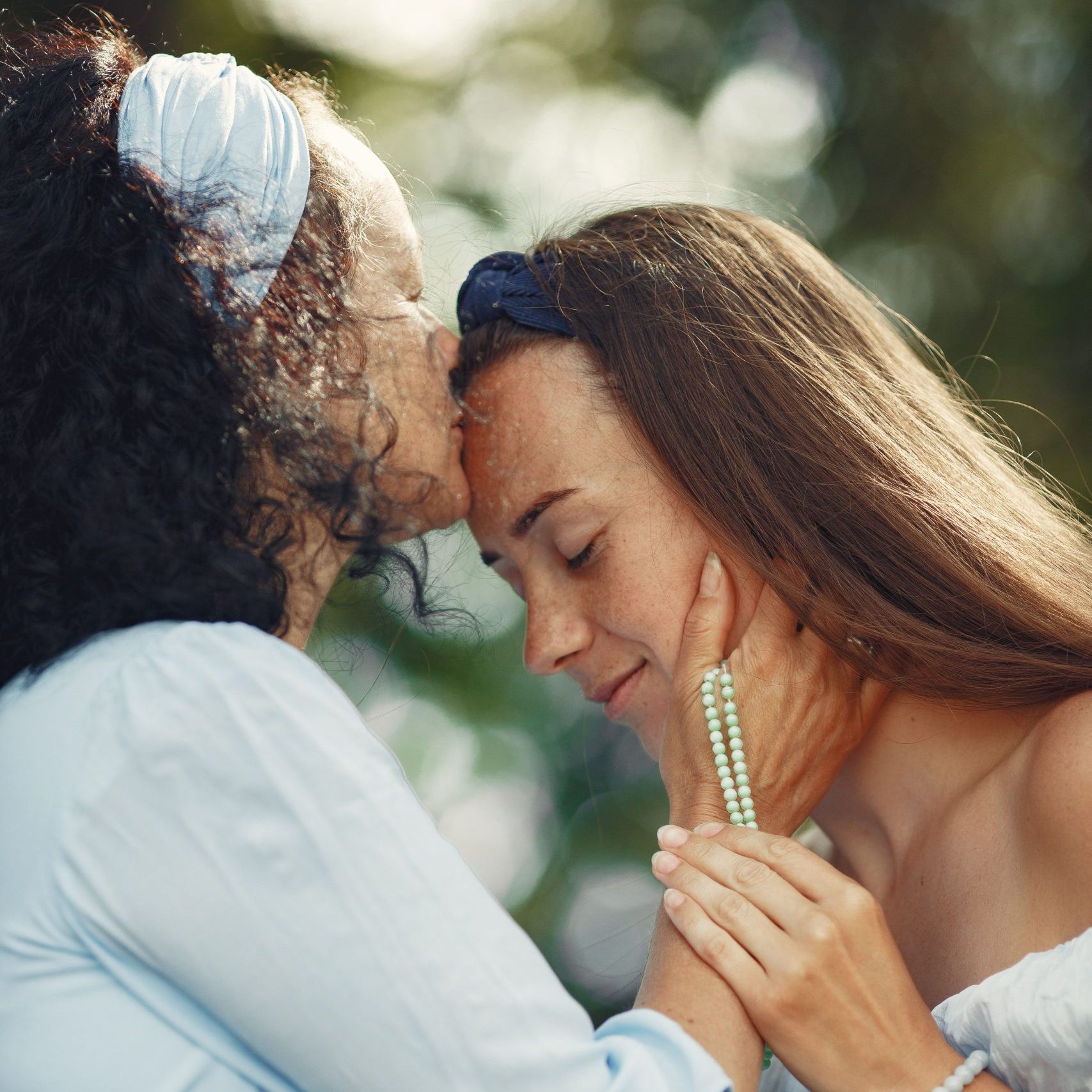 Mädchen liegen im Kreis und ruhen gemeinsam – achtsamer Mädchenkreis für Zykluswissen, Selbstwahrnehmung und weibliche Verbundenheit bei Dear Sister.