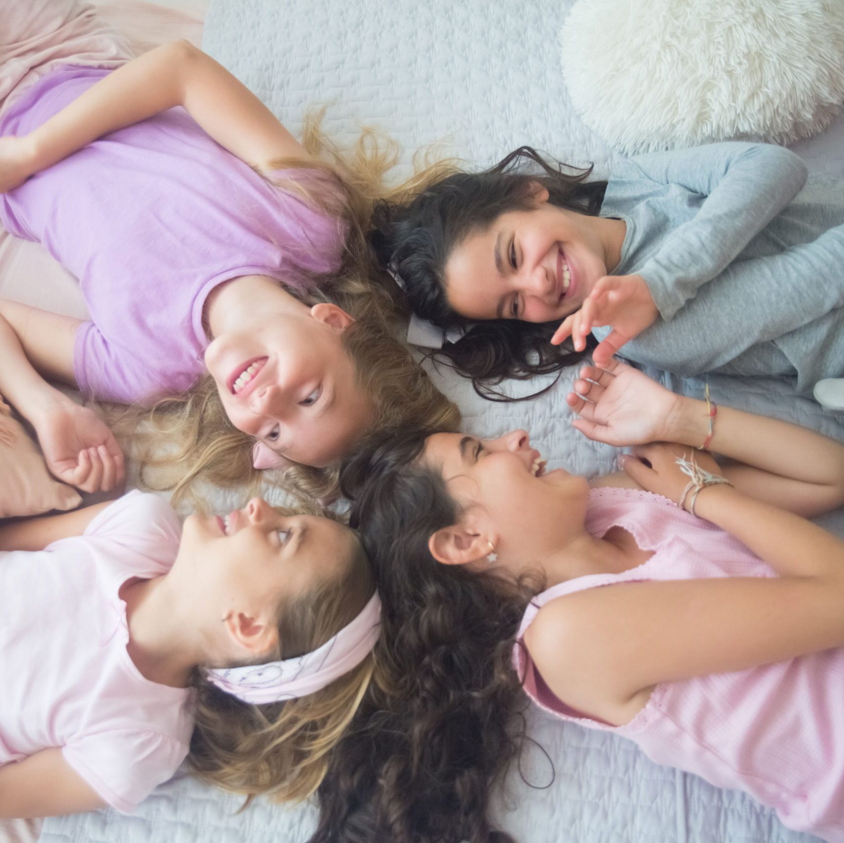 Mädchen liegen im Kreis und ruhen gemeinsam – achtsamer Mädchenkreis für Zykluswissen, Selbstwahrnehmung und weibliche Verbundenheit bei Dear Sister.