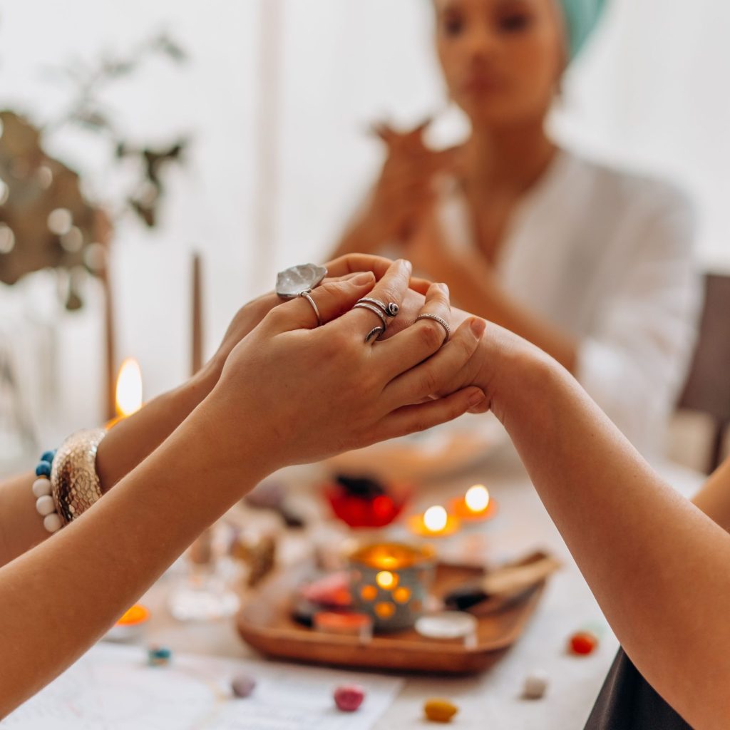 Mädchen liegen im Kreis und ruhen gemeinsam – achtsamer Mädchenkreis für Zykluswissen, Selbstwahrnehmung und weibliche Verbundenheit bei Dear Sister.